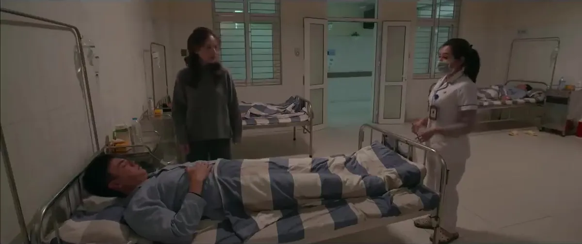 Anh c&oacute; phải đ&agrave;n &ocirc;ng kh&ocirc;ng? - Tập 21: Dung đi&ecirc;n tiết nh&igrave;n thấy Duy Anh được Mai Ngọc chăm s&oacute;c - Ảnh 2.