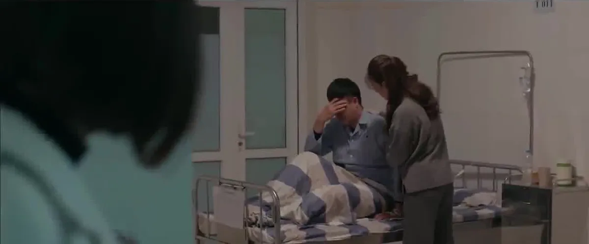 Anh c&oacute; phải đ&agrave;n &ocirc;ng kh&ocirc;ng? - Tập 21: Dung đi&ecirc;n tiết nh&igrave;n thấy Duy Anh được Mai Ngọc chăm s&oacute;c - Ảnh 4.