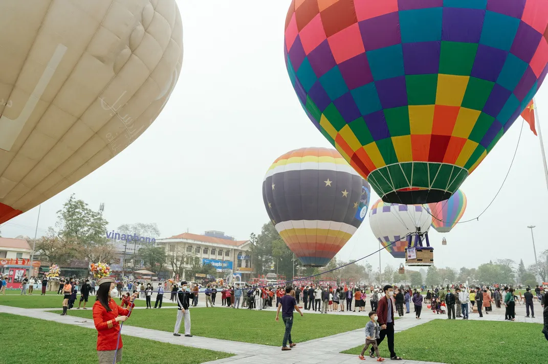 Ngỡ ngàng với bữa tiệc âm nhạc, ánh sáng tại Lễ hội Khinh khí cầu Quốc tế - Ảnh 6.