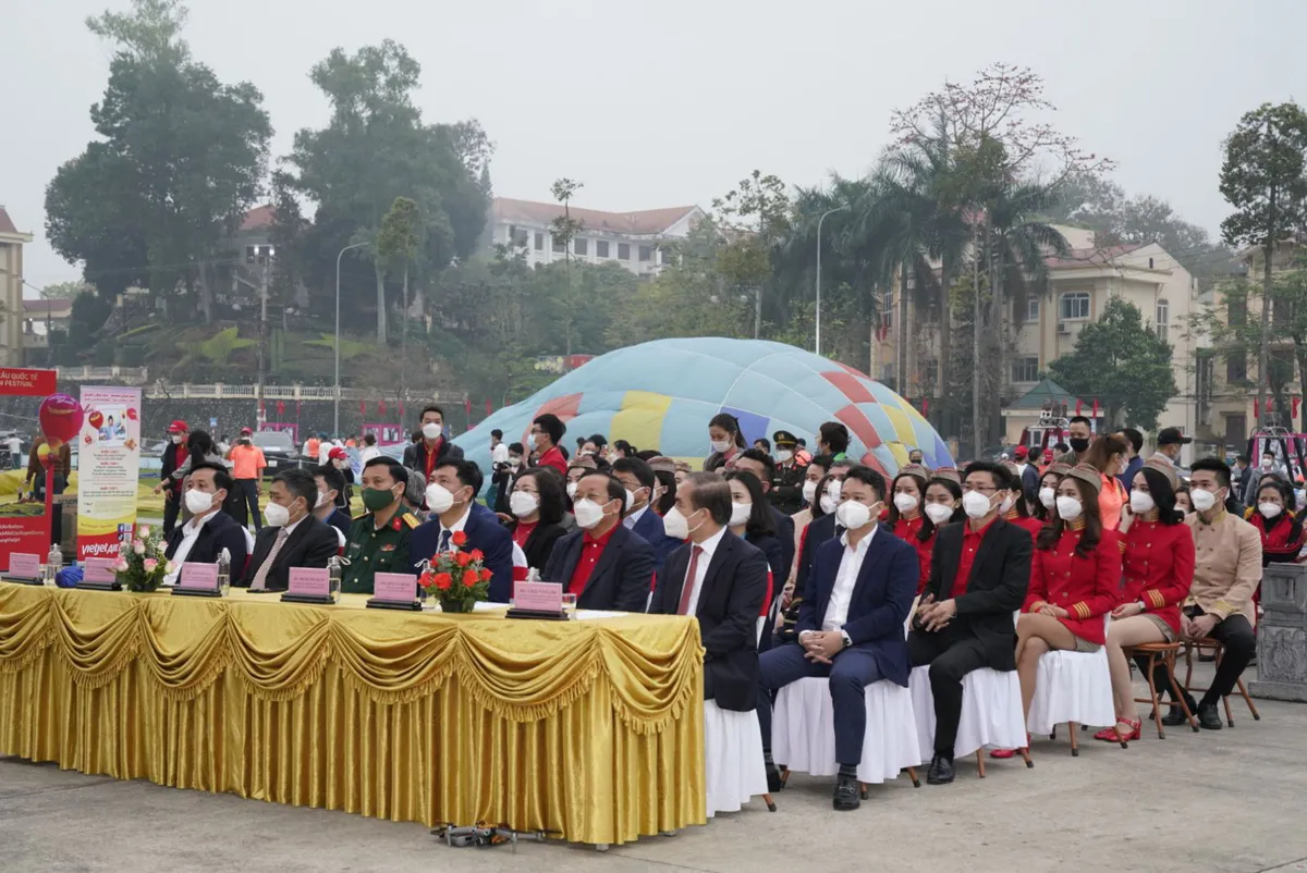 Ngỡ ngàng với bữa tiệc âm nhạc, ánh sáng tại Lễ hội Khinh khí cầu Quốc tế - Ảnh 8.