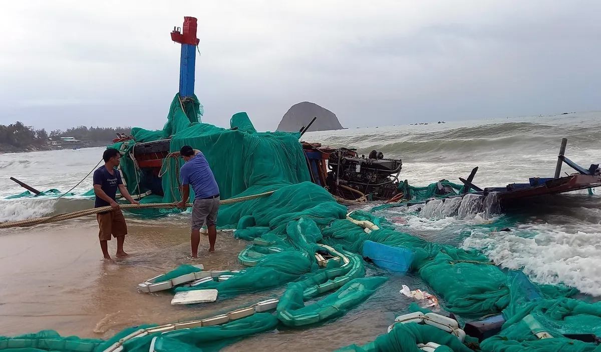 Phú Yên thiệt hại nặng do mưa to, gió lớn - Ảnh 8.