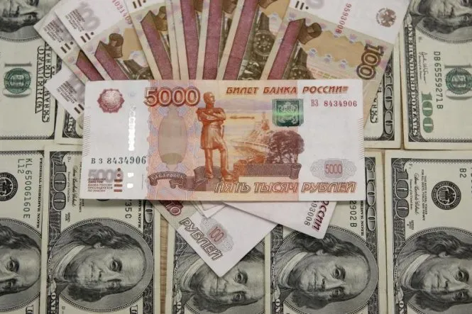 Đồng Ruble tiếp tục rớt giá - Ảnh 1.