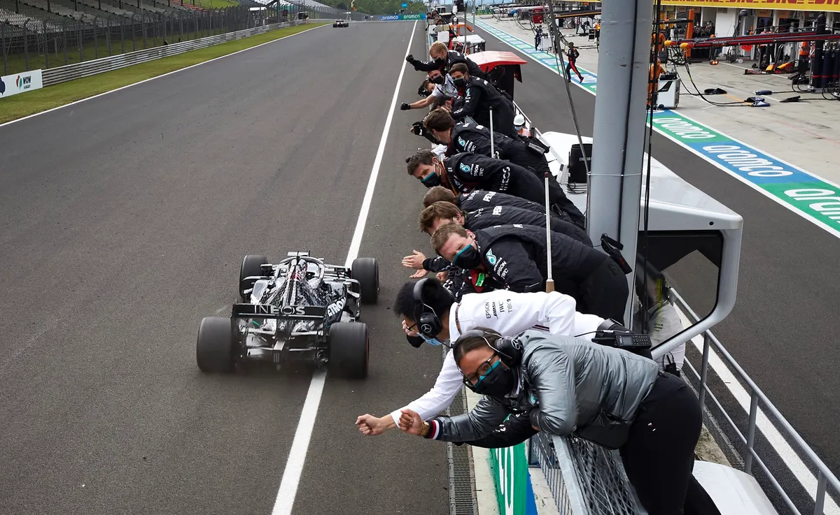 Công việc thú vị của một thực tập sinh tại đội đua F1 Mercedes - Ảnh 2. Công việc thú vị của một thực tập sinh tại đội đua F1 Mercedes - Ảnh 2.