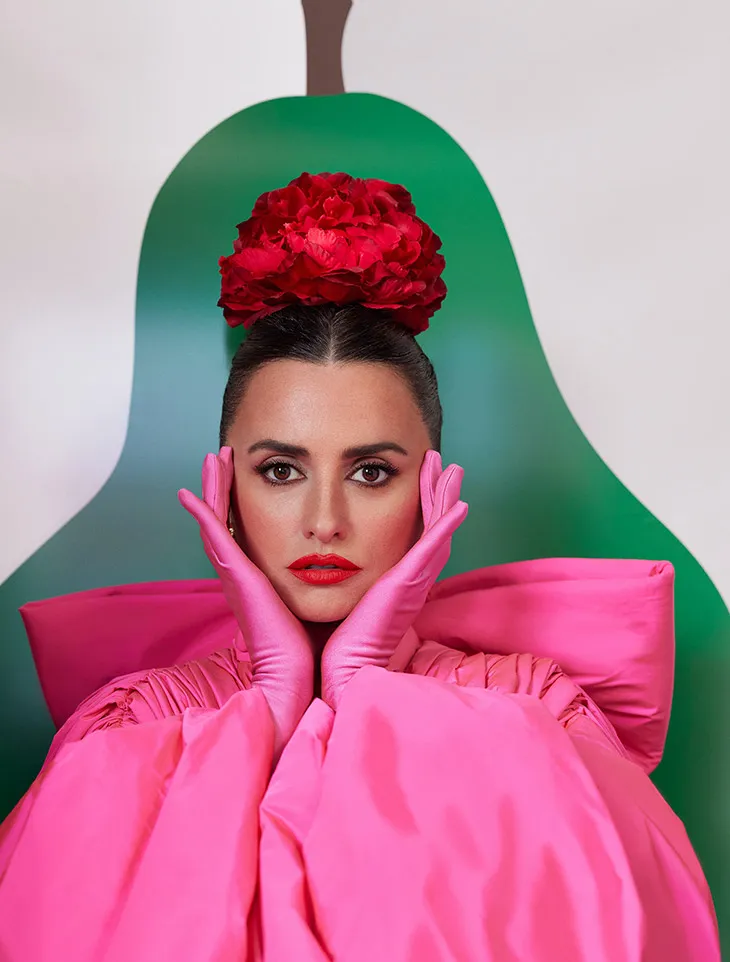 Penélope Cruz rực rỡ và trẻ bất ngờ trên tạp chí W - Ảnh 4.