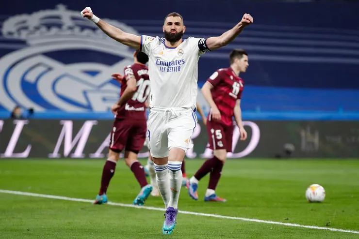 Real Madrid thắng ngược Sociedad, Benzema cán mốc 100 kiến tạo - Ảnh 2. Real Madrid thắng ngược Sociedad, Benzema cán mốc 100 kiến tạo - Ảnh 2.