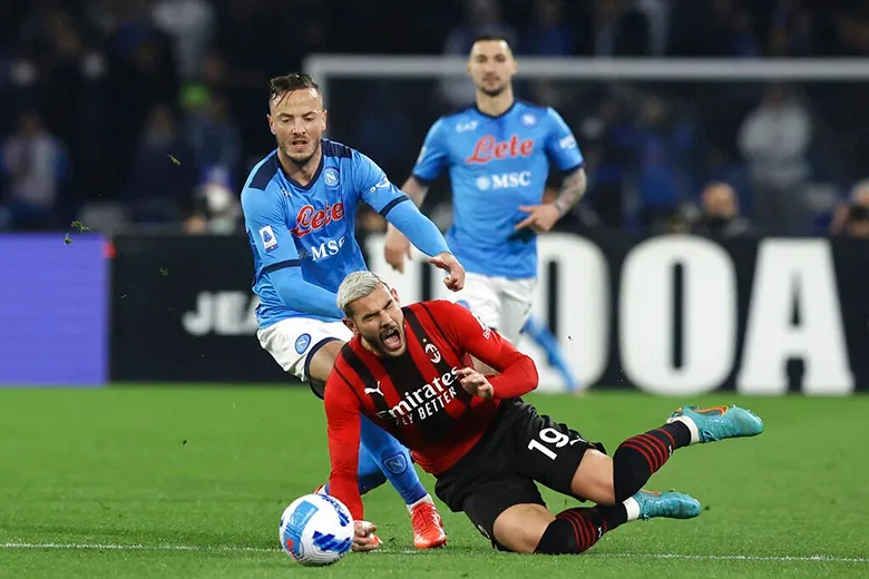 Vượt qua Napoli, AC Milan trở lại ngôi đầu Serie A - Ảnh 1. Vượt qua Napoli, AC Milan trở lại ngôi đầu Serie A - Ảnh 1.
