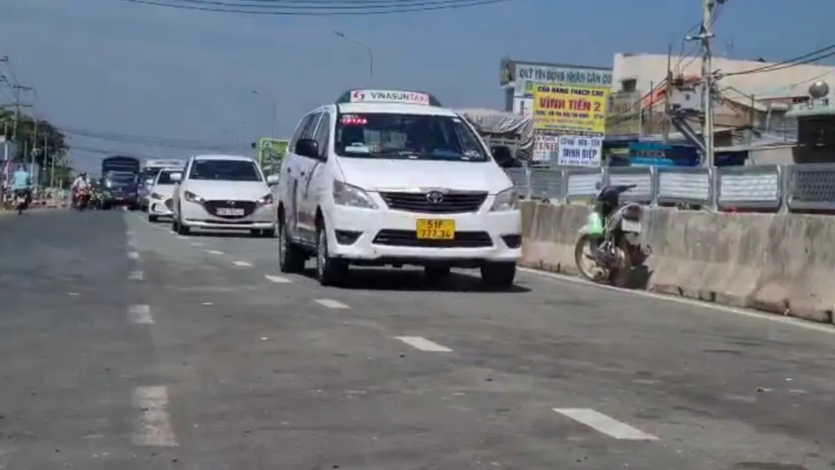 Cầu vượt Dầu Gi&acirc;y ch&iacute;nh thức th&ocirc;ng xe - Ảnh 2.
