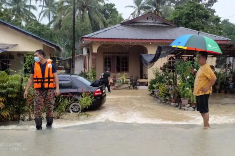 Mưa lớn gây ngập lụt nghiêm trọng tại thủ đô Malaysia - Ảnh 2.