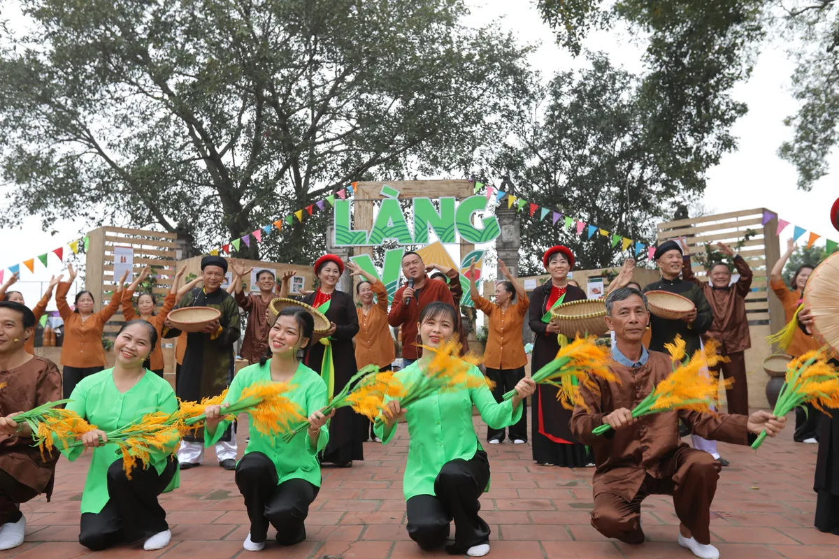 Diễn viên Trung Ruồi, Đỗ Duy Nam về quê tiếp thị tương cho làng Đình Tổ - Ảnh 5.