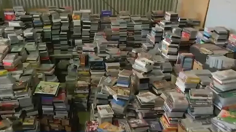 Th&uacute; vui sưu tầm băng VHS của cặp đ&ocirc;i người Australia - Ảnh 1.