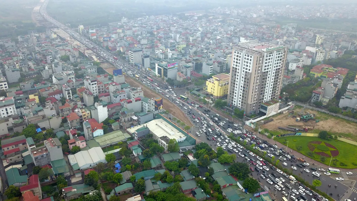 Sau kỳ nghỉ lễ, một số tuyến đường Hà Nội ùn tắc cục bộ - Ảnh 1.