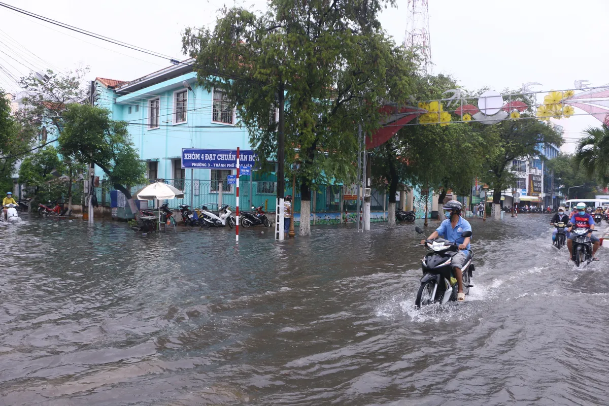 Mưa lớn gây ngập nặng nhiều tuyến đường thành phố Bạc Liêu - Ảnh 2.