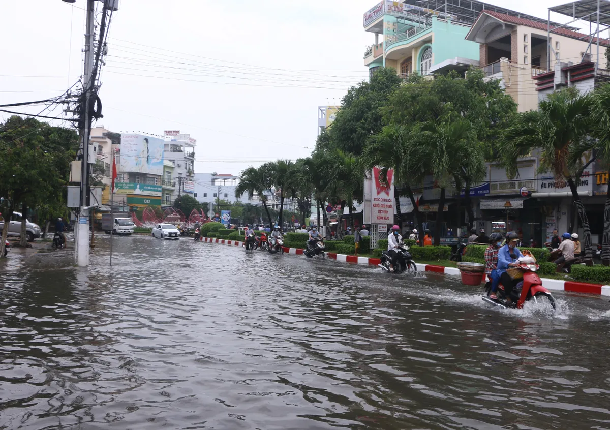 Mưa lớn gây ngập nặng nhiều tuyến đường thành phố Bạc Liêu - Ảnh 1.