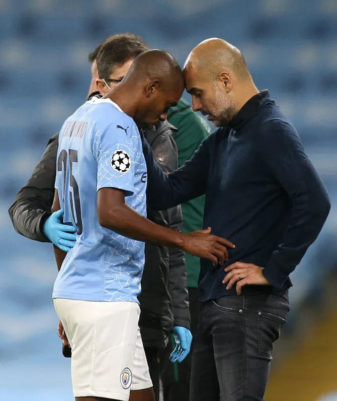 Pep Guardiola bất ngờ khi nghe tin Fernandinho sẽ rời Man City v&agrave;o m&ugrave;a h&egrave; n&agrave;y từ một ph&oacute;ng vi&ecirc;n - Ảnh 1.