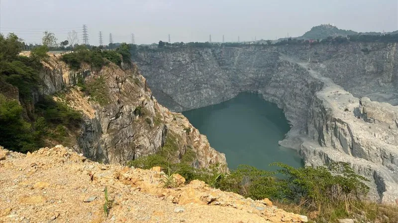 B&igrave;nh Dương: Đưa thi thể nạn nh&acirc;n tử vong dưới hầm đ&aacute; s&acirc;u 100m l&ecirc;n mặt đất - Ảnh 1.