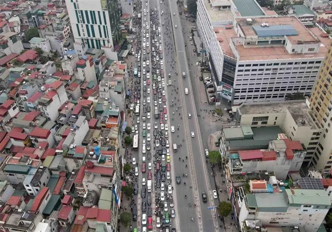 Giao thông Hà Nội ùn tắc trong ngày đầu đưa trẻ mầm non trở lại trường - Ảnh 1.