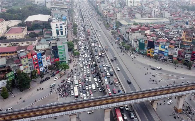 Giao thông Hà Nội ùn tắc trong ngày đầu đưa trẻ mầm non trở lại trường - Ảnh 4.