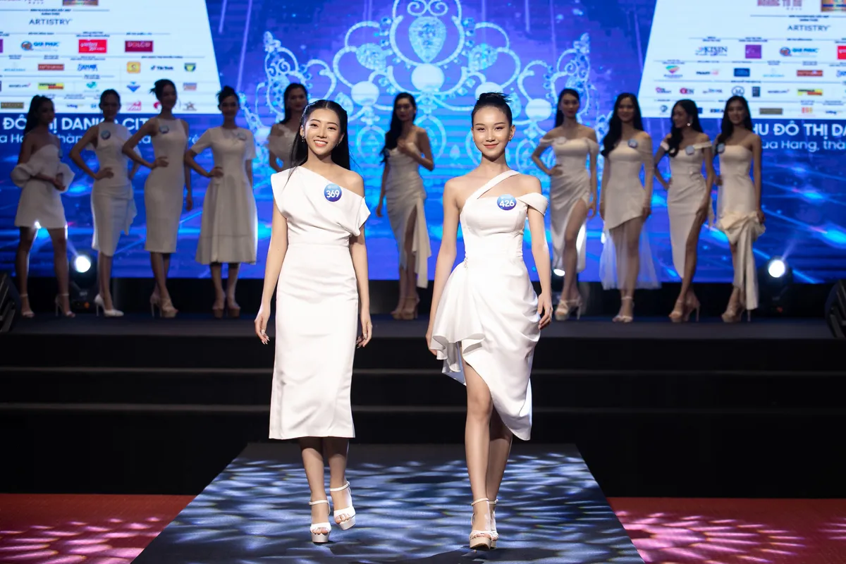 Hoa hậu Tiểu Vy nóng bỏng tại Họp báo Chung khảo Miss World Vietnam 2022 - Ảnh 1.