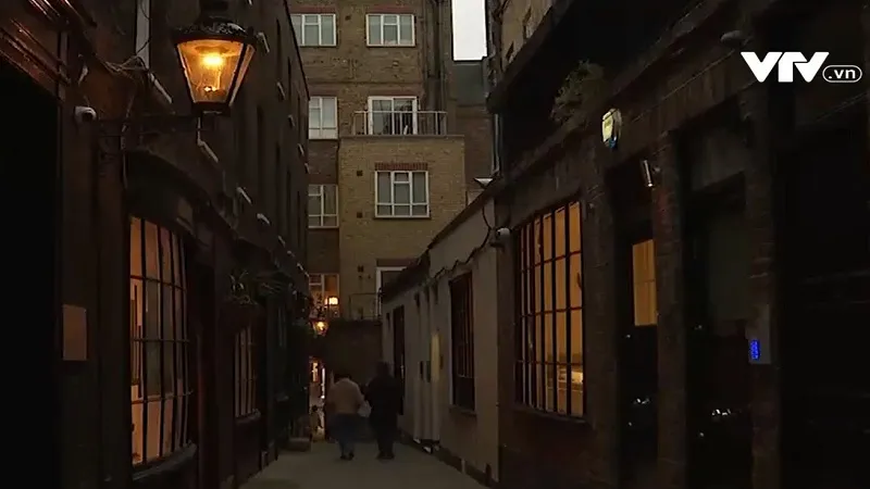 Đ&egrave;n thắp dầu - một phần bản sắc của London đang dần bị thay thế - Ảnh 1.