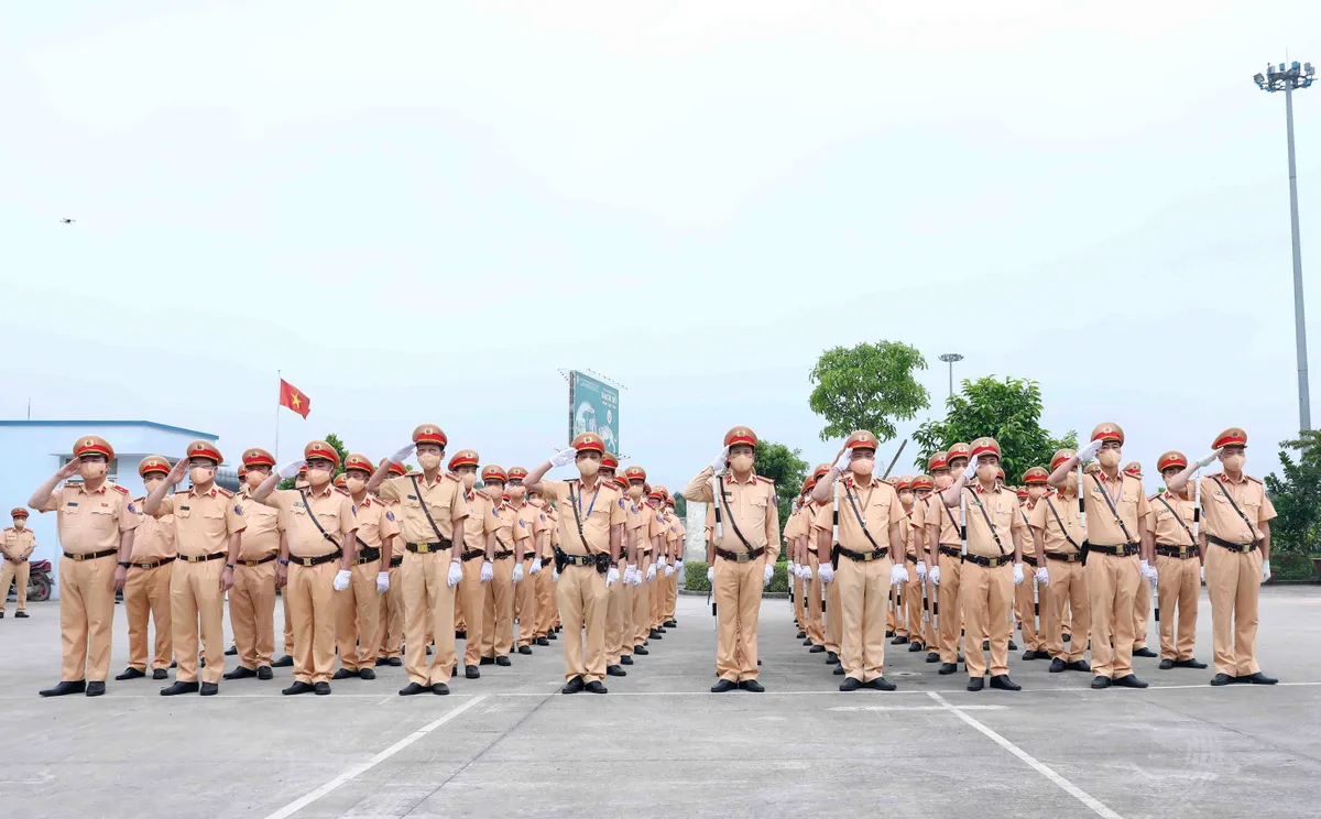 Cảnh sát giao thông ra quân bảo đảm trật tự, an toàn giao thông dịp nghỉ lễ 30/4 và 1/5 - Ảnh 5.