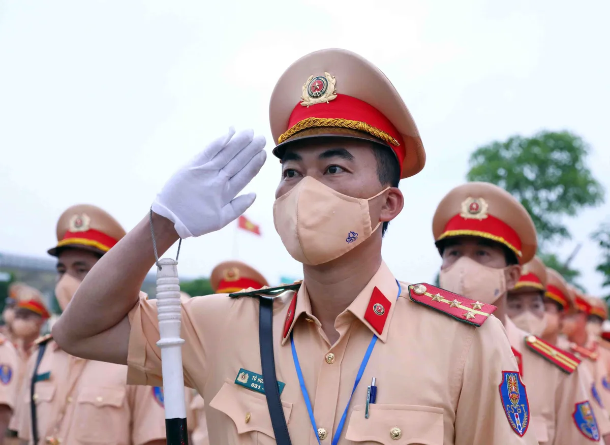 Cảnh sát giao thông ra quân bảo đảm trật tự, an toàn giao thông dịp nghỉ lễ 30/4 và 1/5 - Ảnh 4.