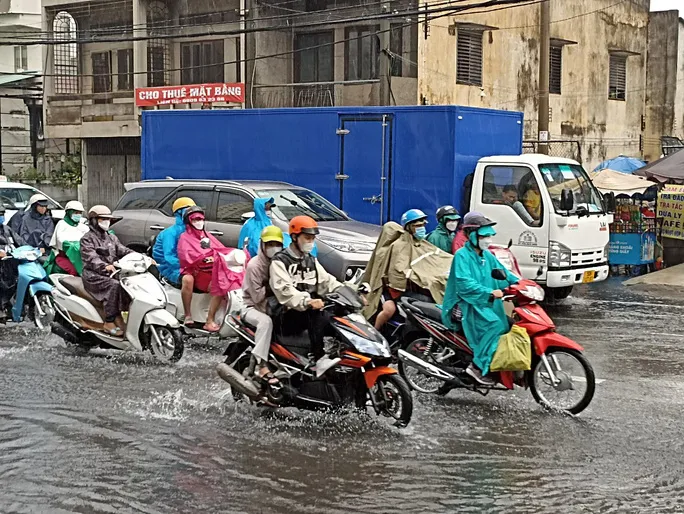 Mưa dông, lốc, sét làm một người chết và nhiều thiệt hại tại các địa phương - Ảnh 1.