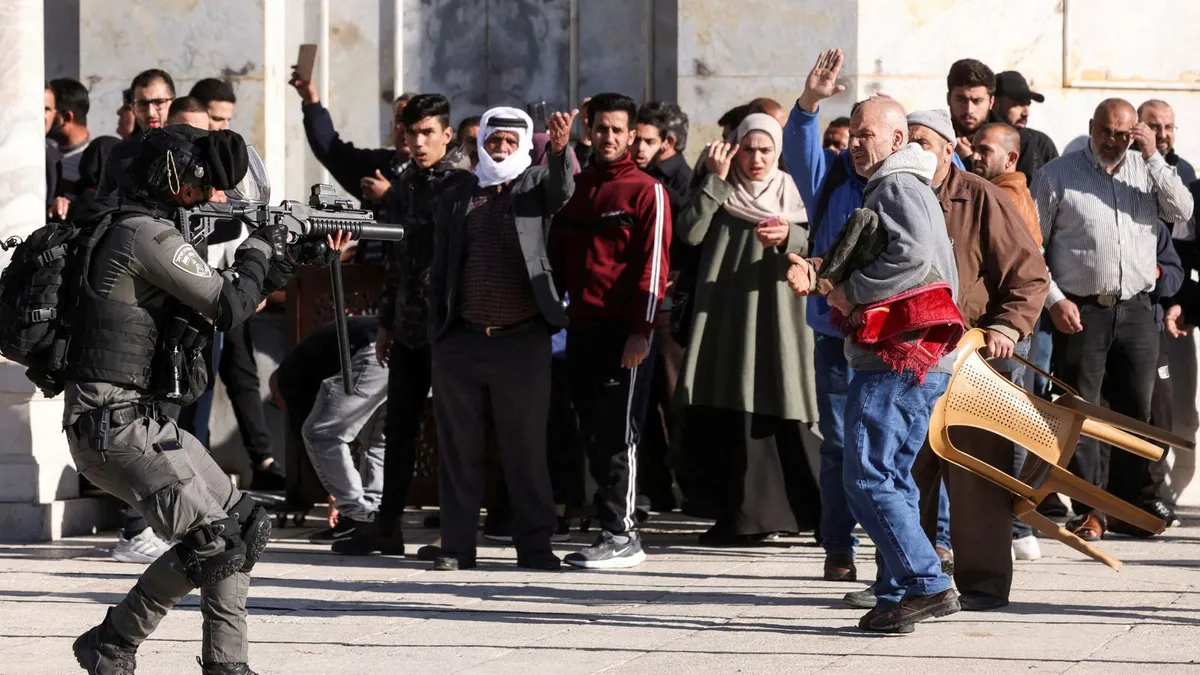 Người Palestine đụng độ với cảnh sát Israel tại thánh địa Jerusalem, hơn 150 người bị thương - Ảnh 3.