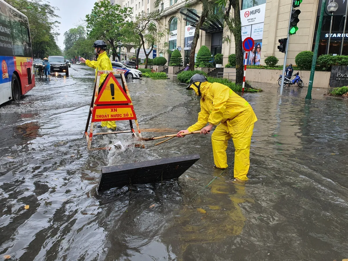 Hà Nội: Mưa lớn gây ngập tại một số khu vực nội đô - Ảnh 2.