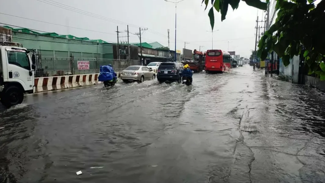 Mưa như trút, nhiều tuyến đường TP Hồ Chí Minh và Bình Dương ngập nặng - Ảnh 14.