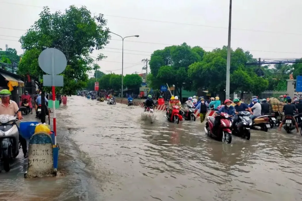 Mưa như trút, nhiều tuyến đường TP Hồ Chí Minh và Bình Dương ngập nặng - Ảnh 12.