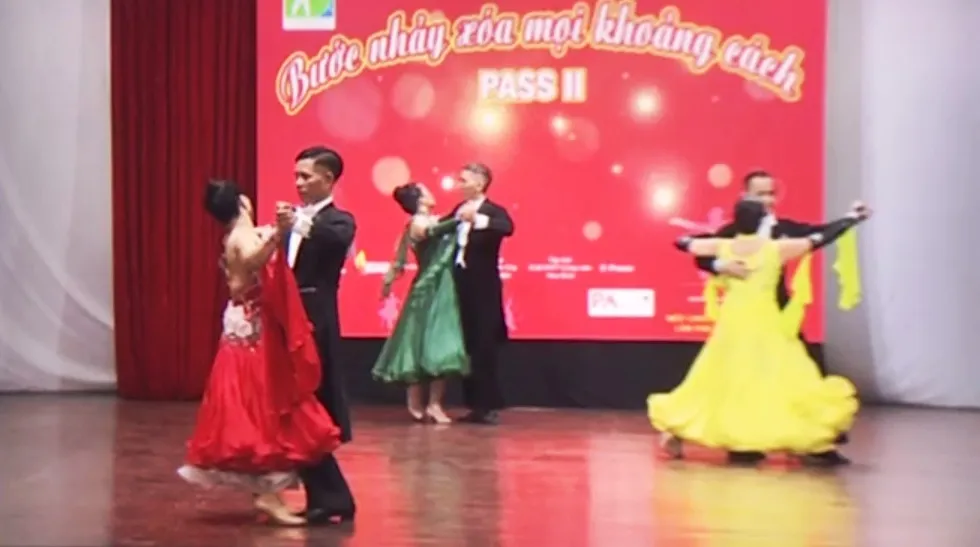 Người khiếm thị tự tin x&oacute;a khoảng c&aacute;ch qua những bước nhảy - Ảnh 1.