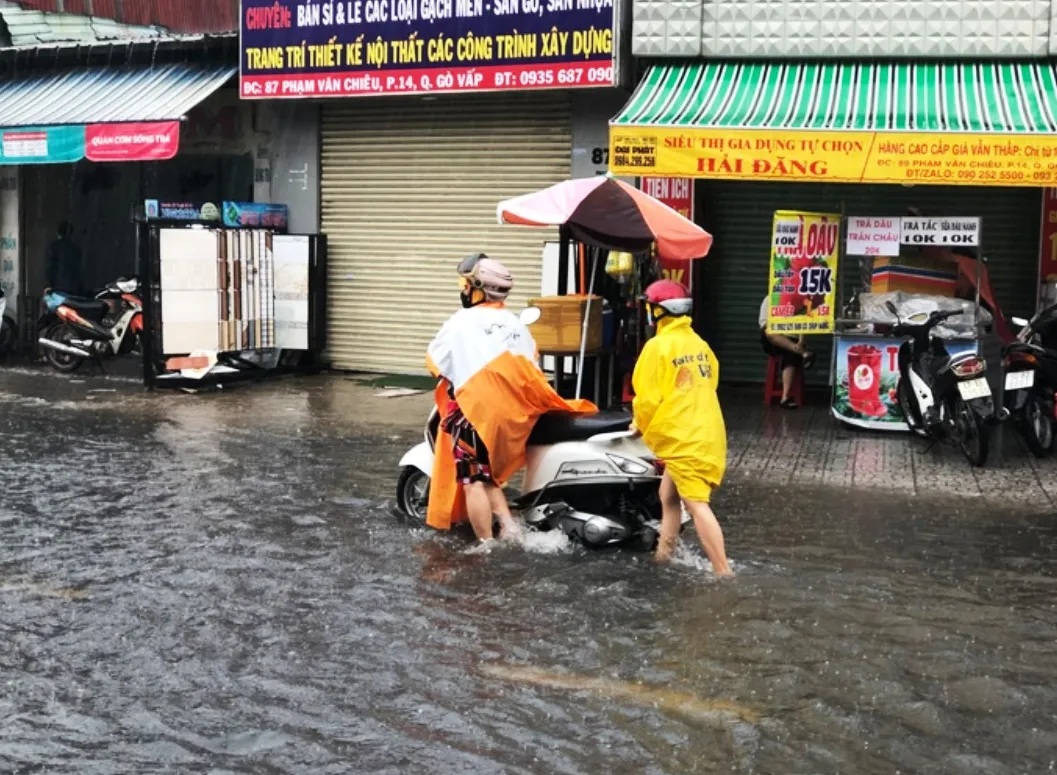 Mưa như trút, nhiều tuyến đường TP Hồ Chí Minh và Bình Dương ngập nặng - Ảnh 9.