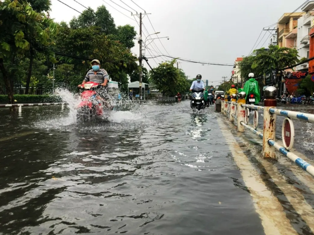 Mưa như trút, nhiều tuyến đường TP Hồ Chí Minh và Bình Dương ngập nặng - Ảnh 3.