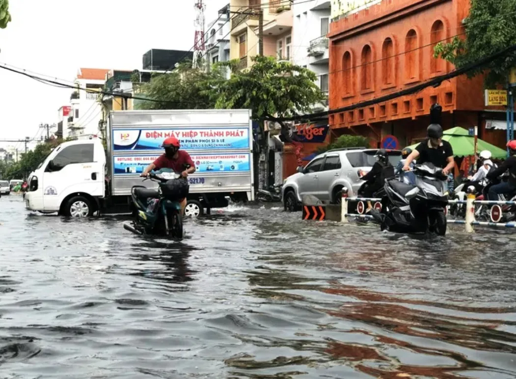 Mưa như trút, nhiều tuyến đường TP Hồ Chí Minh và Bình Dương ngập nặng - Ảnh 2.