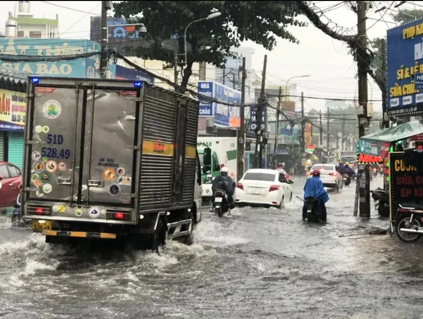 Mưa như trút, nhiều tuyến đường TP Hồ Chí Minh và Bình Dương ngập nặng - Ảnh 1.