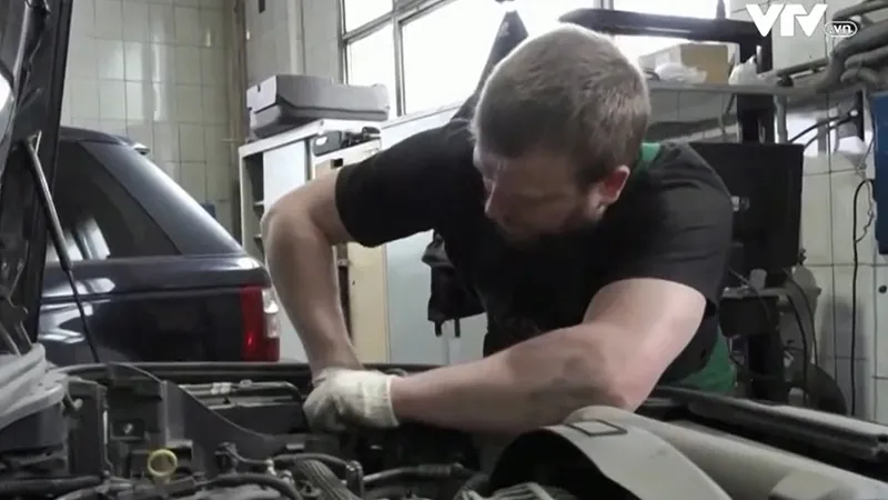 Chi ph&iacute; sử dụng xe hơi tại Nga đang ng&agrave;y c&agrave;ng đắt đỏ - Ảnh 1.