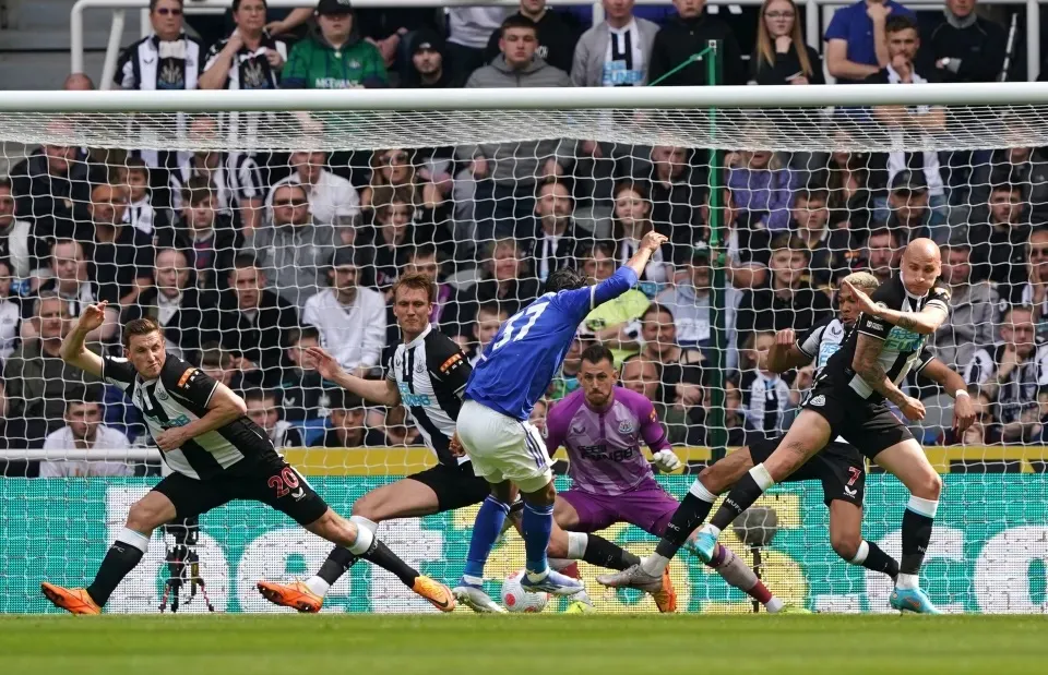 Newcastle ngược dòng thắng Leicester ở phút bù giờ - Ảnh 1. Newcastle ngược dòng thắng Leicester ở phút bù giờ - Ảnh 1.