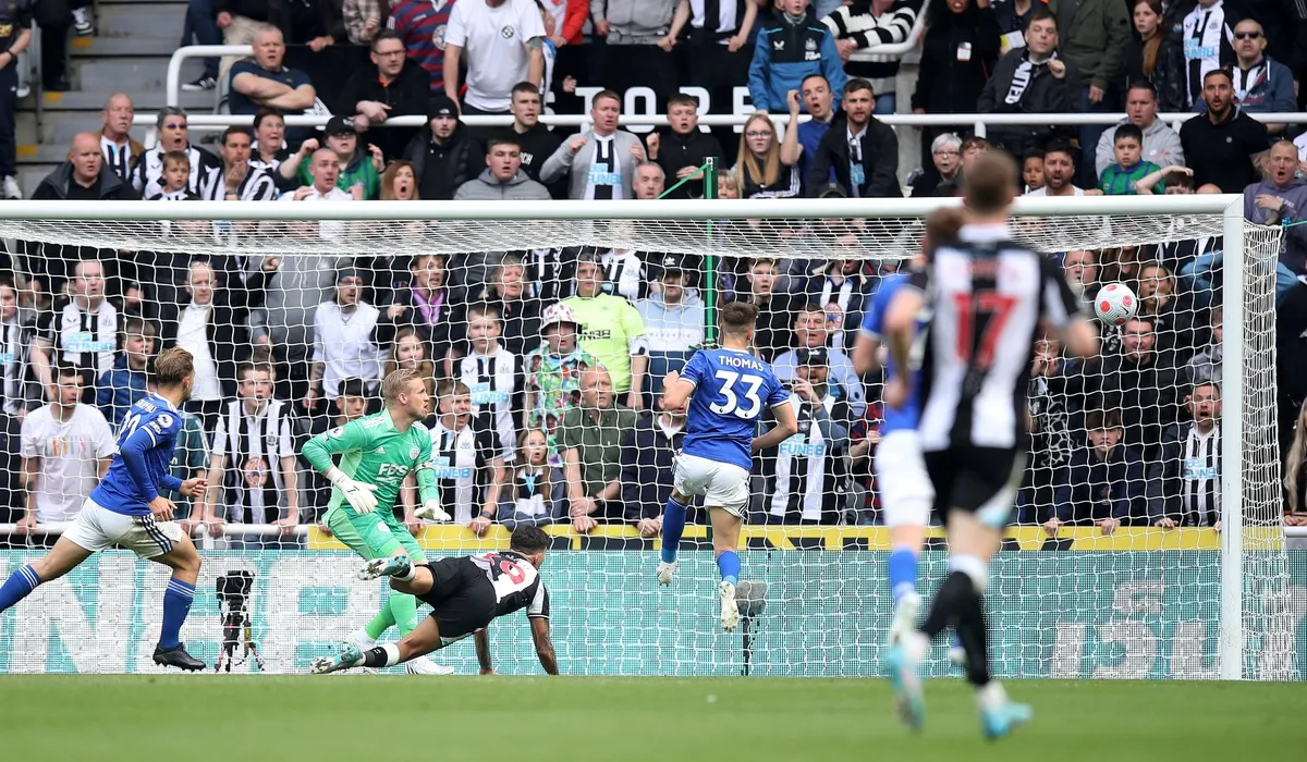 Newcastle ngược dòng thắng Leicester ở phút bù giờ - Ảnh 3. Newcastle ngược dòng thắng Leicester ở phút bù giờ - Ảnh 3.