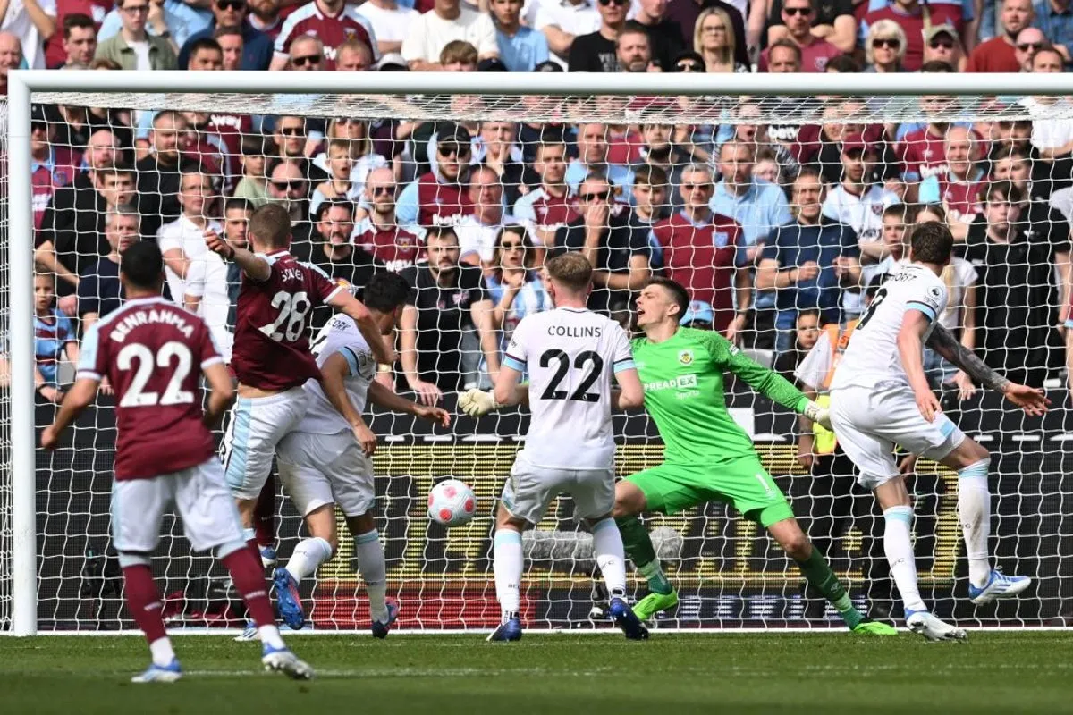 Cầu thủ West Ham bật khóc sau khi khiến đối thủ chấn thương nặng - Ảnh 4. Cầu thủ West Ham bật khóc sau khi khiến đối thủ chấn thương nặng - Ảnh 4.