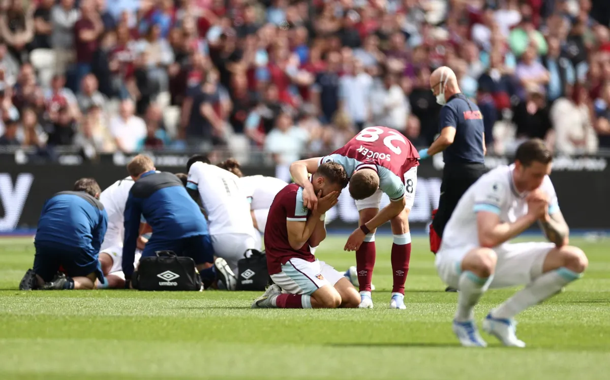 Cầu thủ West Ham bật khóc sau khi khiến đối thủ chấn thương nặng - Ảnh 1. Cầu thủ West Ham bật khóc sau khi khiến đối thủ chấn thương nặng - Ảnh 1.