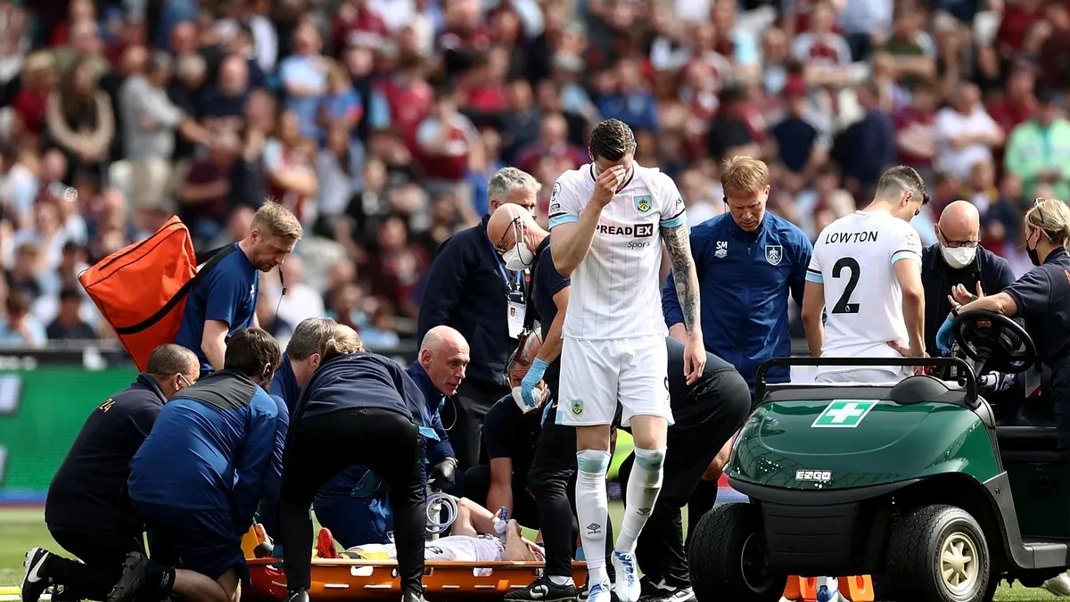 Cầu thủ West Ham bật khóc sau khi khiến đối thủ chấn thương nặng - Ảnh 3. Cầu thủ West Ham bật khóc sau khi khiến đối thủ chấn thương nặng - Ảnh 3.