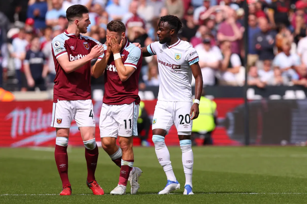 Cầu thủ West Ham bật khóc sau khi khiến đối thủ chấn thương nặng - Ảnh 2. Cầu thủ West Ham bật khóc sau khi khiến đối thủ chấn thương nặng - Ảnh 2.