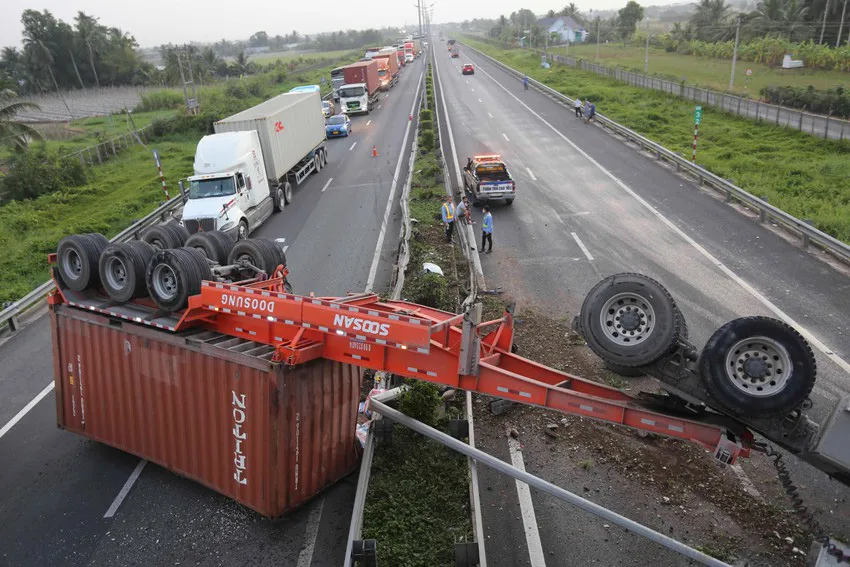 Xe đầu kéo lật ngửa trên cao tốc khiến giao thông bị ùn ứ - Ảnh 1.