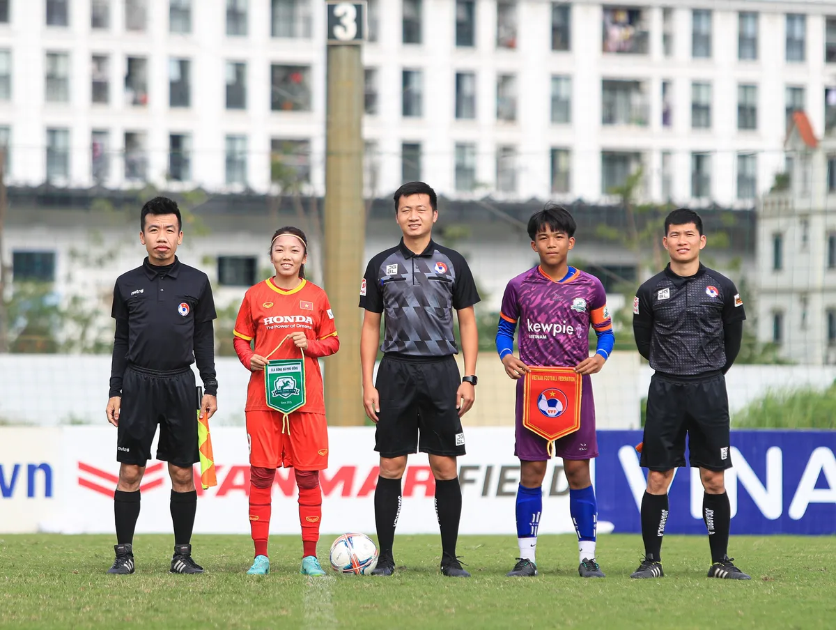 ĐT nữ Việt Nam đấu U13 nam Phù Đổng FC | Bài test trước chuyến tập huấn Hàn Quốc - Ảnh 1. ĐT nữ Việt Nam đấu U13 nam Phù Đổng FC | Bài test trước chuyến tập huấn Hàn Quốc - Ảnh 1.