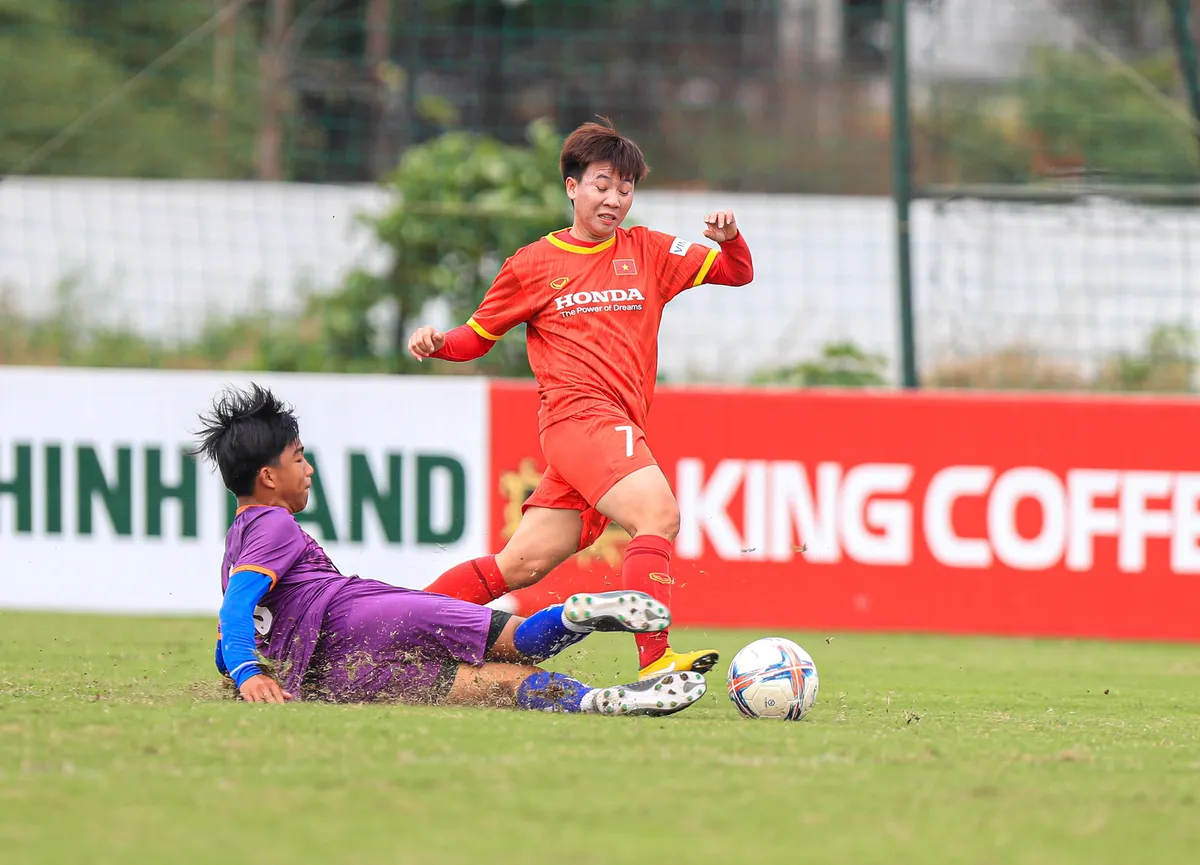 ĐT nữ Việt Nam đấu U13 nam Phù Đổng FC | Bài test trước chuyến tập huấn Hàn Quốc - Ảnh 2. ĐT nữ Việt Nam đấu U13 nam Phù Đổng FC | Bài test trước chuyến tập huấn Hàn Quốc - Ảnh 2.