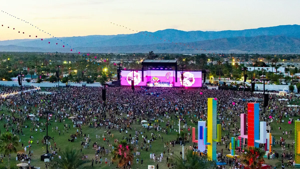 Coachella 2022 trở lại mạnh mẽ: Hơn 120.000 khán giả tham dự trong ngày đầu tiên - Ảnh 1. Coachella 2022 trở lại mạnh mẽ: Hơn 120.000 khán giả tham dự trong ngày đầu tiên - Ảnh 1.