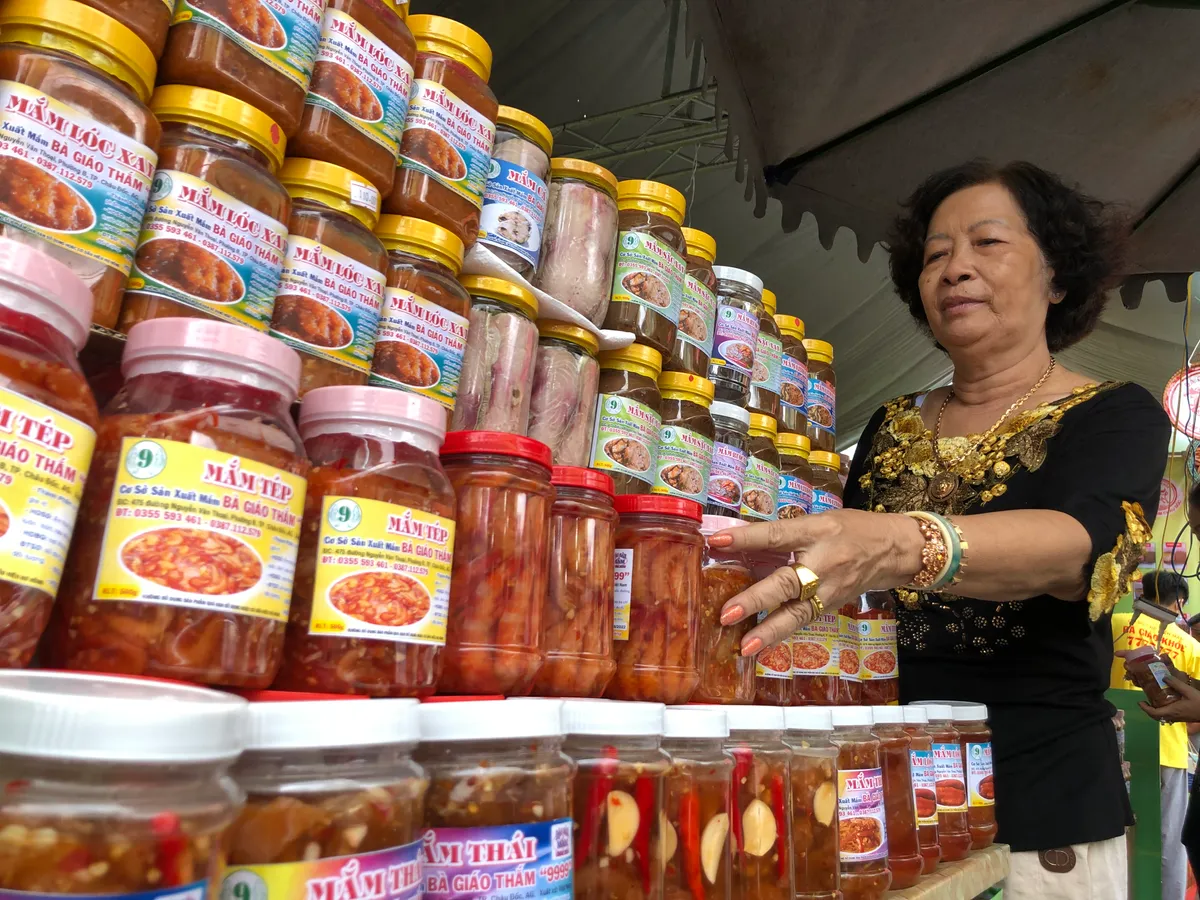 Ch&acirc;u Đốc lập kỷ lục c&oacute; nhiều cơ sở l&agrave;m mắm Nam bộ nhất Việt Nam - Ảnh 4.