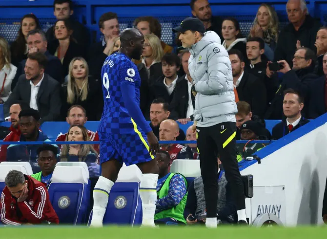 Mạng x&atilde; hội chỉ tr&iacute;ch Lukaku thậm tệ sau m&agrave;n tr&igrave;nh diễn ở trận thua trước Arsenal - Ảnh 3.