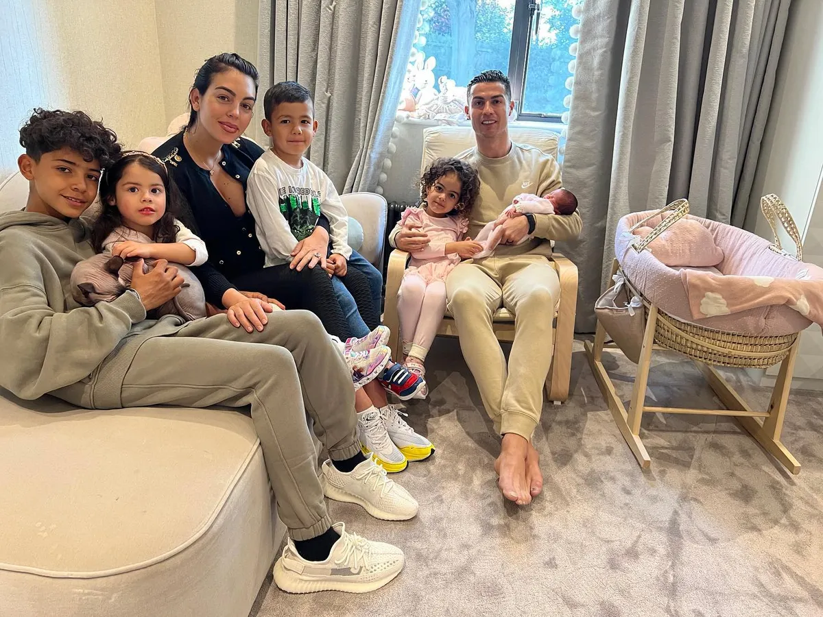 Ronaldo chia sẻ hình con gái mới chào đời - Ảnh 1.