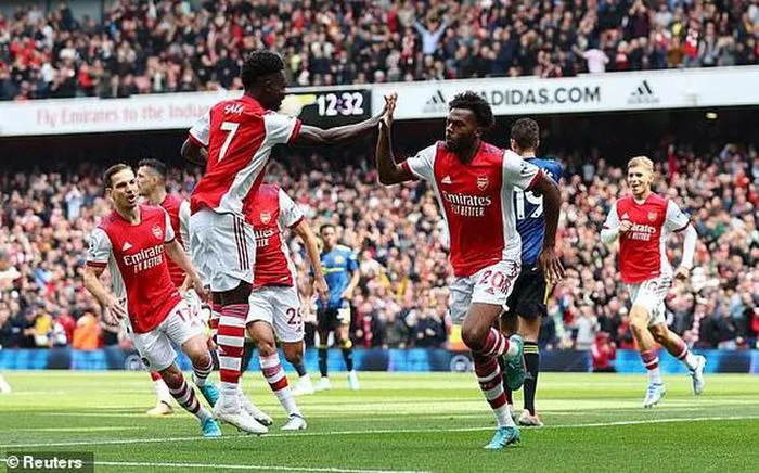 Thắng đậm Man Utd, Arsenal trở lại top 4 giải Ngoại hạng Anh - Ảnh 1. Thắng đậm Man Utd, Arsenal trở lại top 4 giải Ngoại hạng Anh - Ảnh 1.
